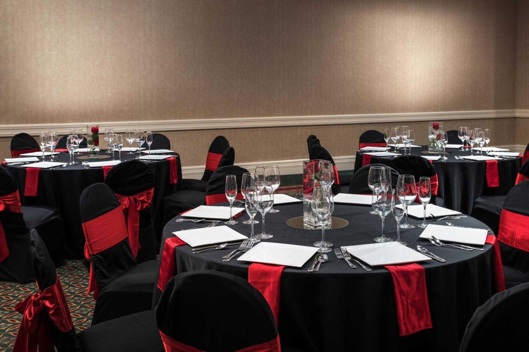 Courtyard By Marriott Long Downtown Hotel
