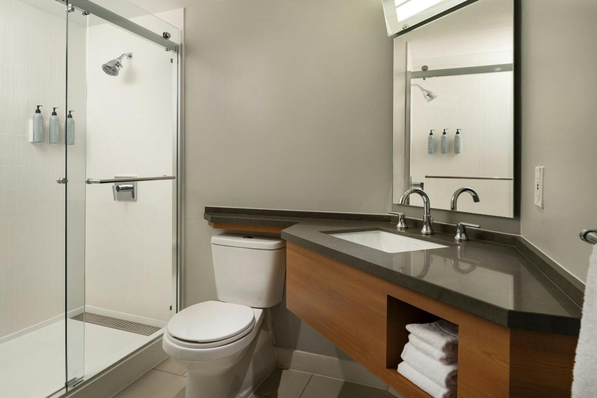 Hotel Courtyard By Marriott Long Downtown