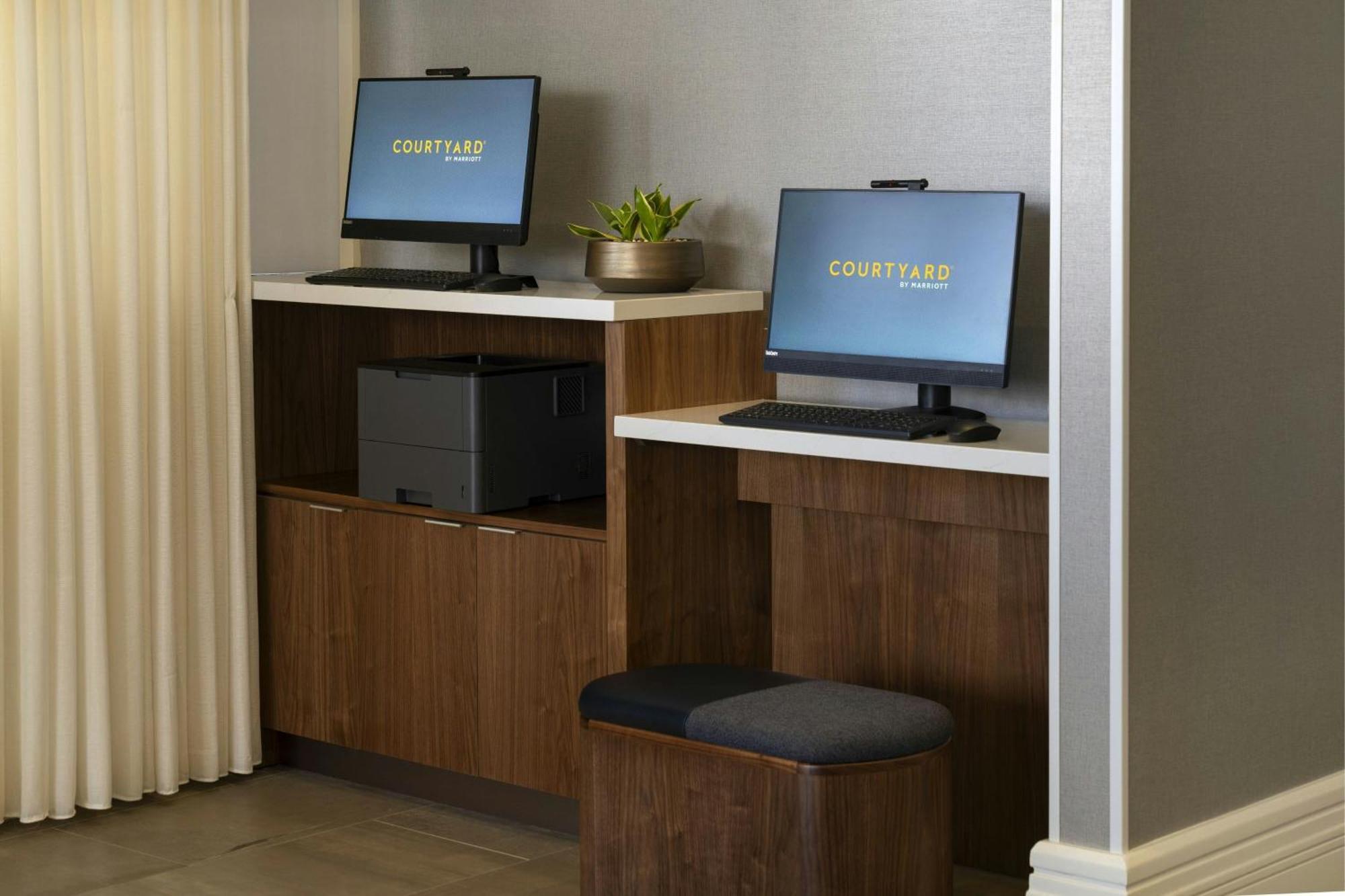 Courtyard By Marriott Long Downtown Hotel