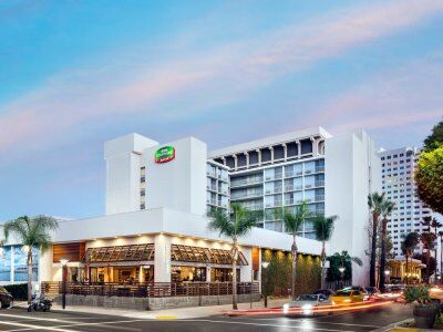 Courtyard By Marriott Long Downtown