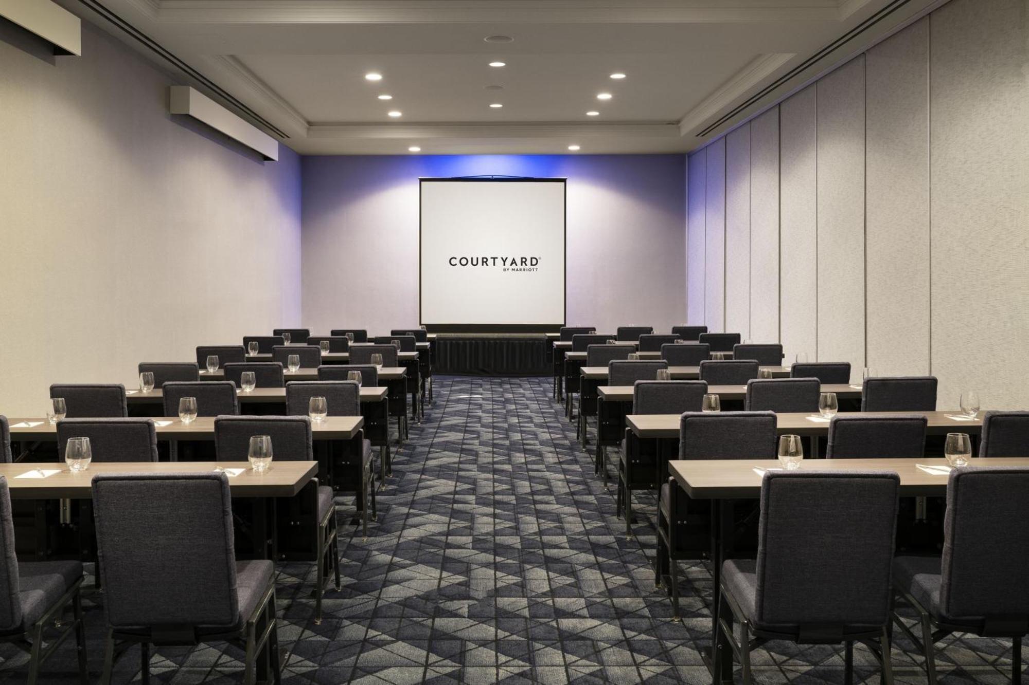 Hotel Courtyard By Marriott Long Downtown