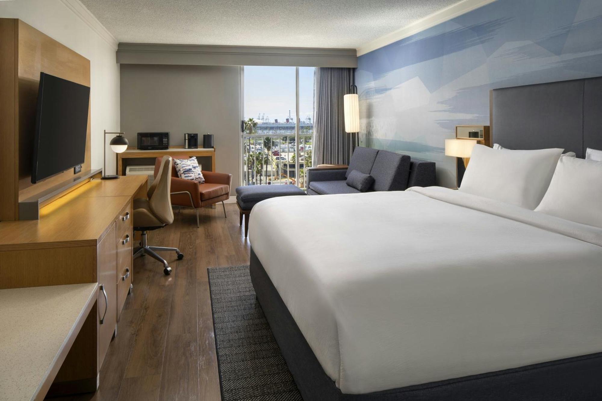 Courtyard By Marriott Long Downtown Hotel