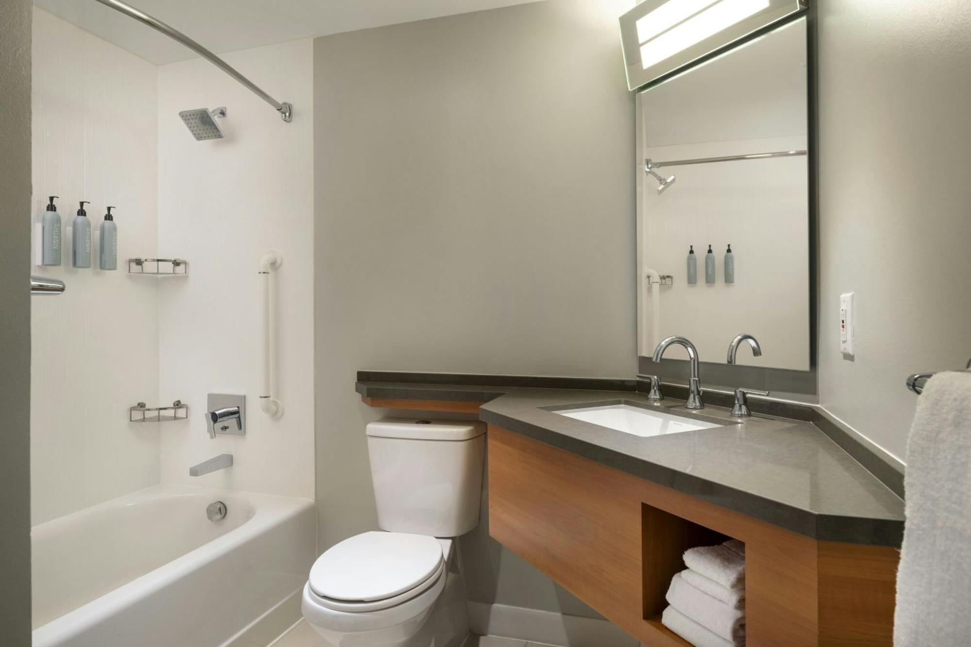 Courtyard By Marriott Long Downtown Hotel 3*