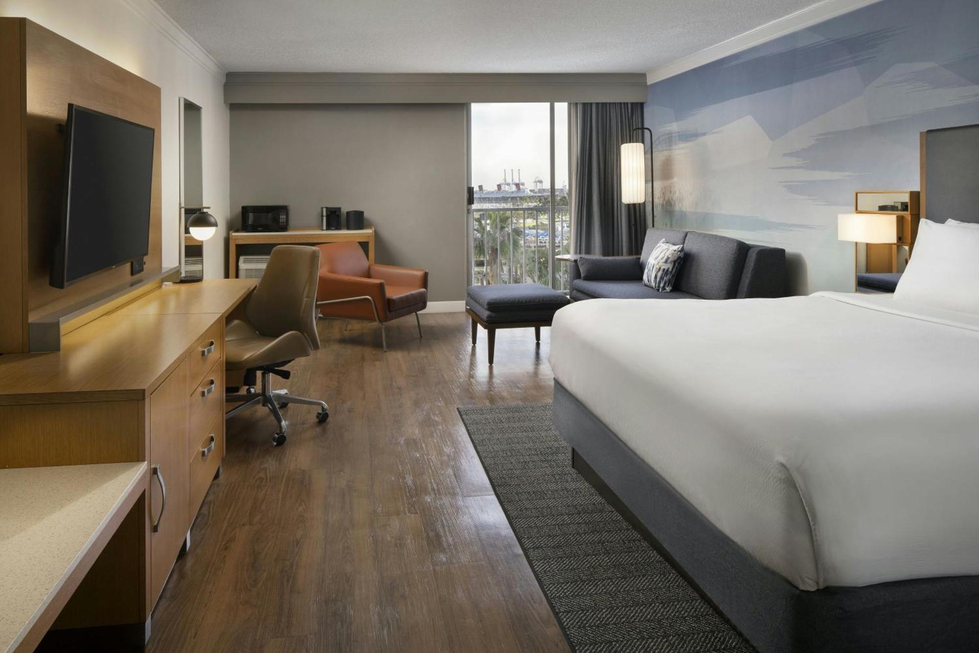 Courtyard By Marriott Long Downtown Hotel 3*