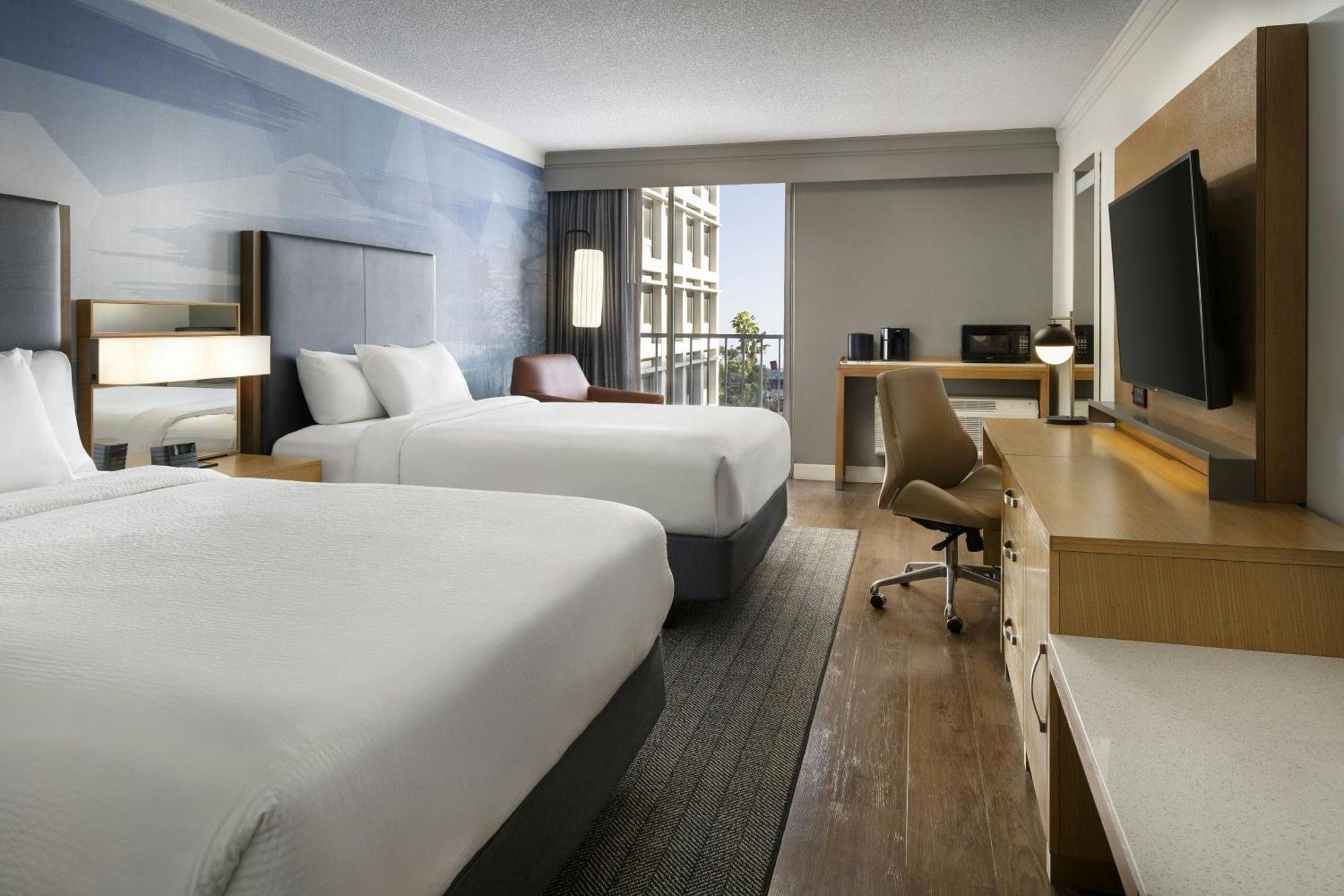 Courtyard By Marriott Long Downtown 3*