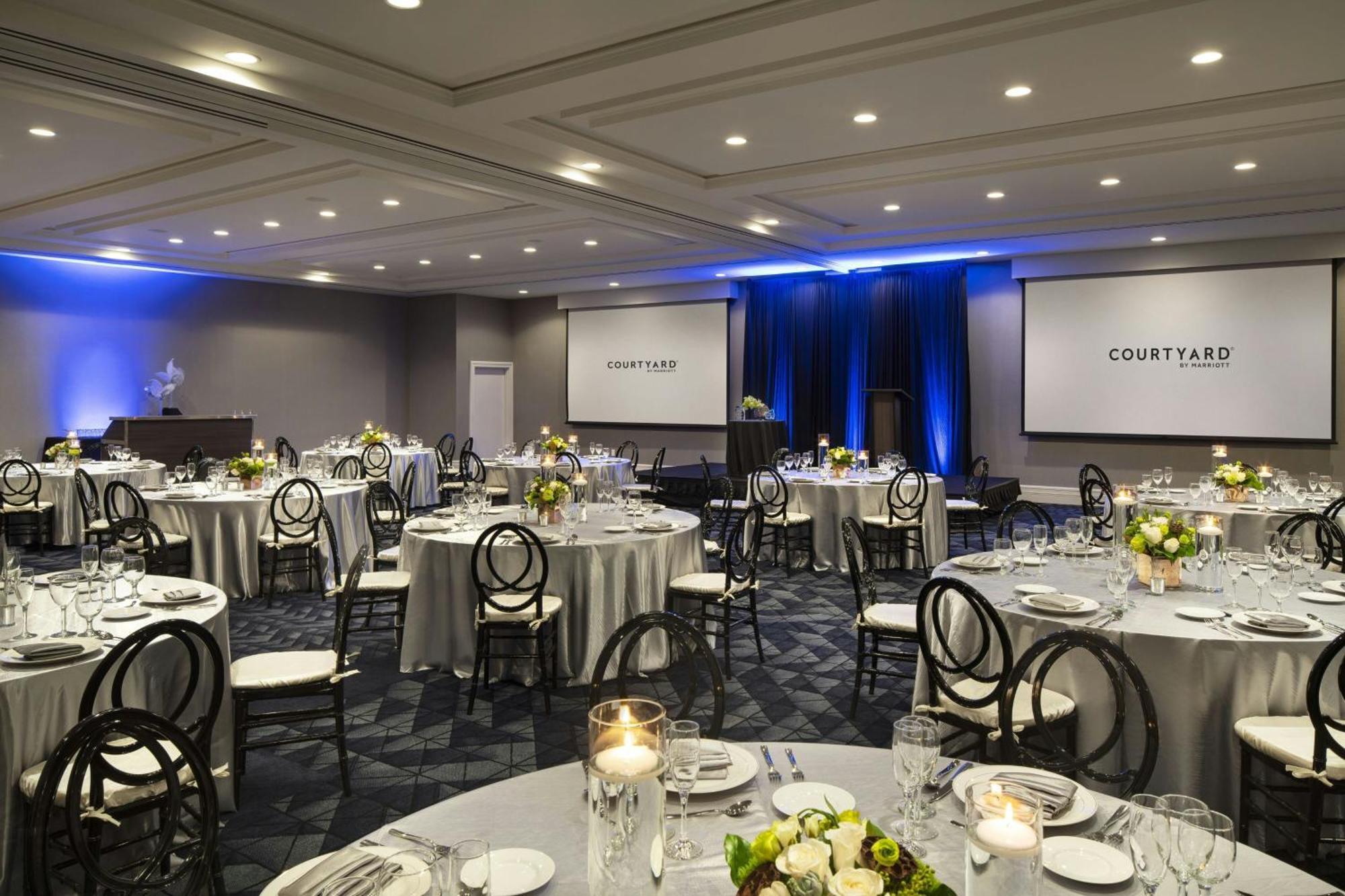 Courtyard By Marriott Long Downtown