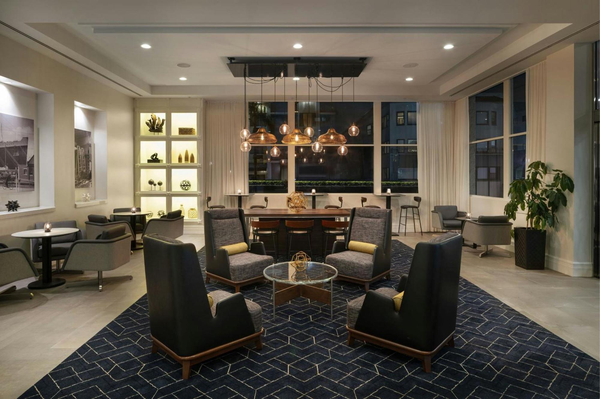 Courtyard By Marriott Long Downtown Hotel 3*