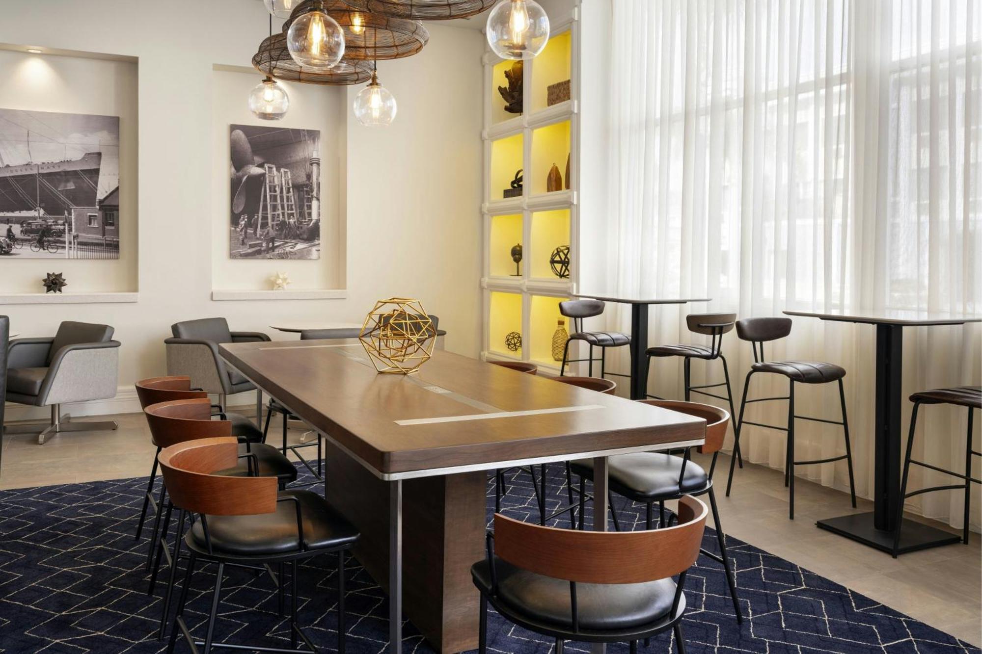 Courtyard By Marriott Long Downtown