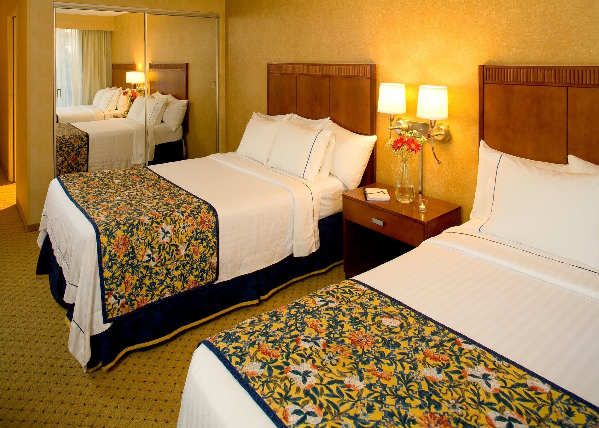 Courtyard By Marriott Long Downtown