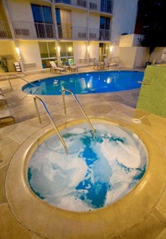 Courtyard By Marriott Long Downtown Hotel