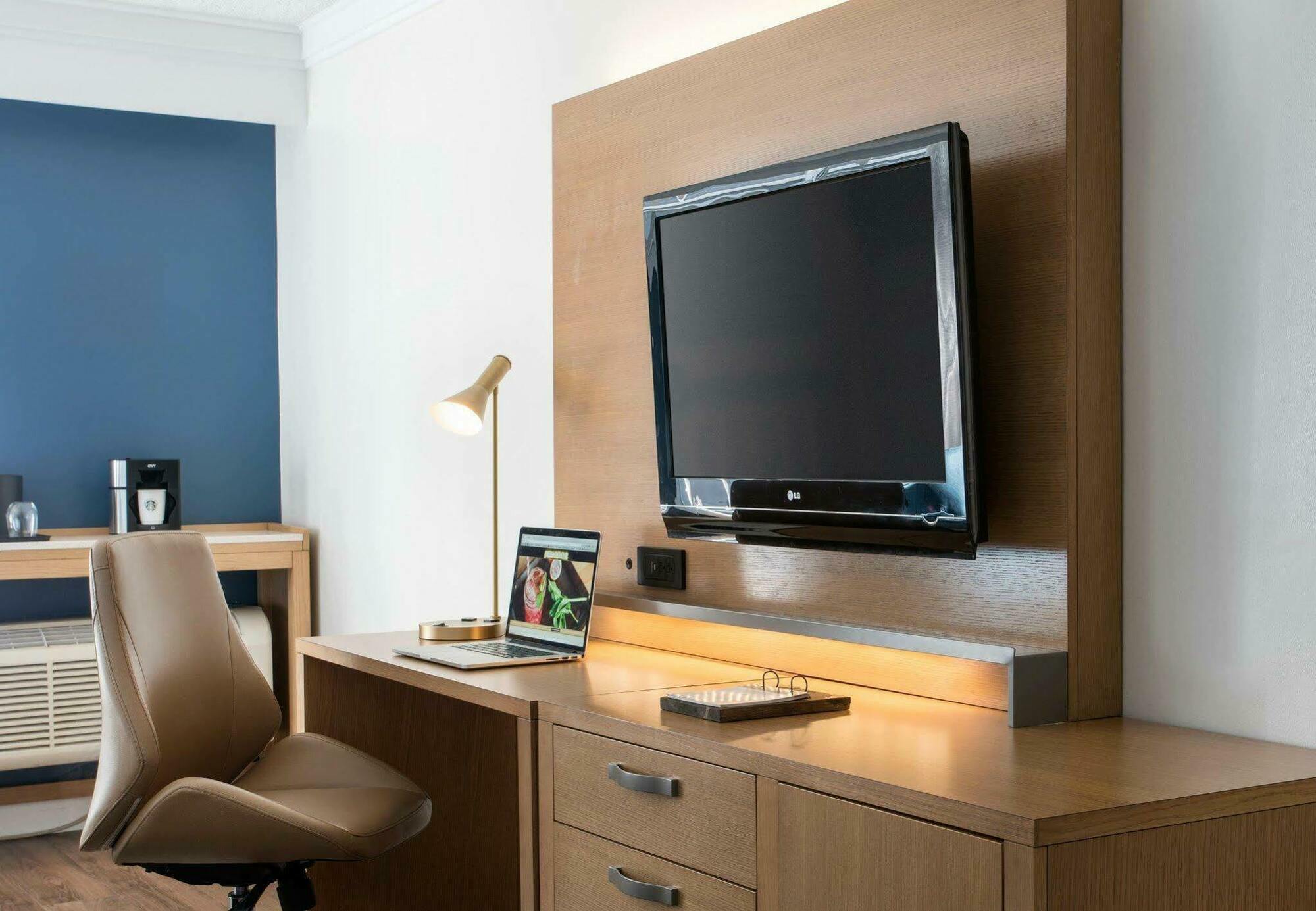 Courtyard By Marriott Long Downtown